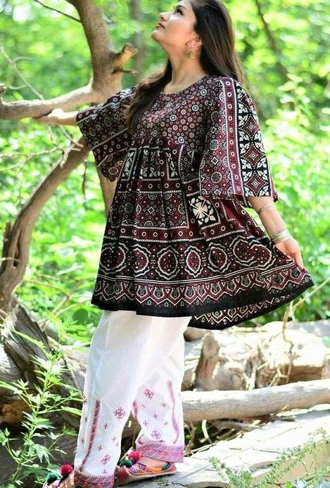 Short Ajrak frocks are a trendy wear now a days. It gives you a Sindhi look and it really great! डिजाइनर कपड़े, Short Frocks, Nikkah Dress, Frock Fashion, Pakistani Fashion Casual, Pakistani Dresses Casual, Girls Frock Design, Salwar Kamiz, Designer Kurtis