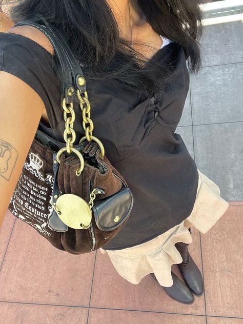 matchaloverforlife on tiktok ⭐️ Juicy Bag Outfit, Juicy Couture Bag Outfit, Hand Bag Outfit, Juicy Couture Aesthetic, Juicy Bag, Tiktok Photo, Purse Outfit, Juicy Couture Tracksuit, Vintage Juicy Couture