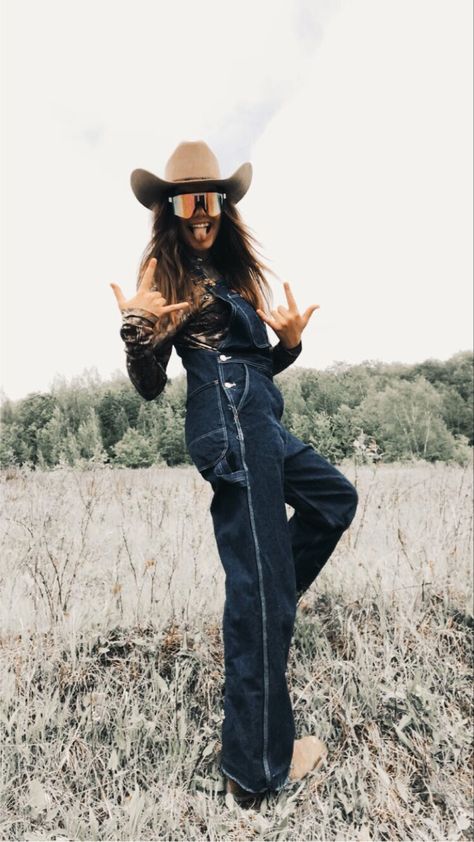 Country Besties, Overalls And Boots, Southern Clothes, Country Accessories, Western Photoshoot, Country Clothes, Western Fits, Southern Outfits, Style Overalls