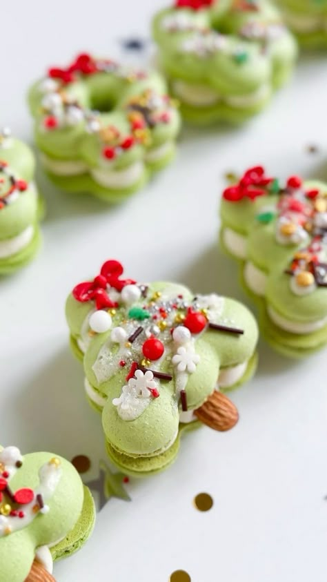 Macaron Decoration, Easy Christmas Cake Recipe, Christmas Cookie Cake, Christmas Macarons, Christmas Treats Boxes, Macaron Flavors, Macaron Cookies, Macaroon Recipes, Christmas Cake Recipes