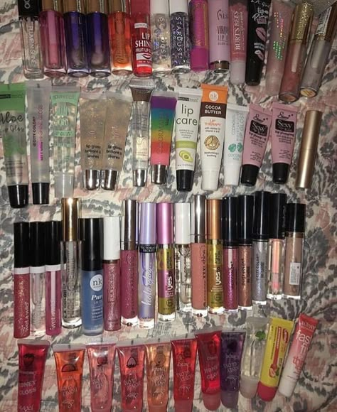 Lip Gloss Collection Aesthetic, Lipgloss Collection, Vaseline Uses, Bath & Body Works, Lip Gloss Cosmetics, Lip Gloss Balm, Lip Balm Collection, Best Lip Gloss, Lipgloss Lips