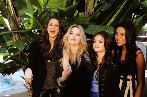 Troian Bellisario, Ashley Benson, Lucy Hale, Shay Mitchell <3 Pretty Little Liars Pll Cast, Hanna Marin, Spencer Hastings, Ashley Benson, Friendship Goals, Pretty Little Liars, Gossip Girl, Serie Tv, In Hollywood