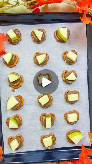 Stephanie Gigliotti on Instagram: "The best fall treat! 🍁
Place pretzels on a sheet pan, add a rolo candy. Bake at 250°F 3-5 minutes. Press on a chunk of granny smith apple. Enjoy!
Tip! To prevent the apples from turning brown, cut the apples into chunks and soak for 5 minutes in a bowl of water with 1 teaspoon of salt. Rinse the apples and pat dry. 

#falltreat #caramelapples #caramelapplebites #rolo" Pretzel Thanksgiving Treats, Fall Decor With Apples, Pretzel Halloween Treats, Pretzel Rolo Bites, Rollo Pretzels, Pretzel Rolo, Stephanie Gigliotti, Apple Pretzels, Caramel Apple Bites