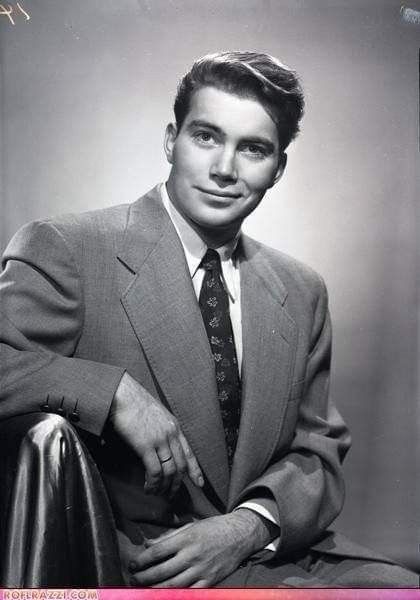 William Shatner, 1952 Young William, Star Trek Original Series, Star Trek Characters, Star Trek Original, Captain Kirk, William Shatner, Star Trek Universe, Star Trek Tos, Stephen Hawking