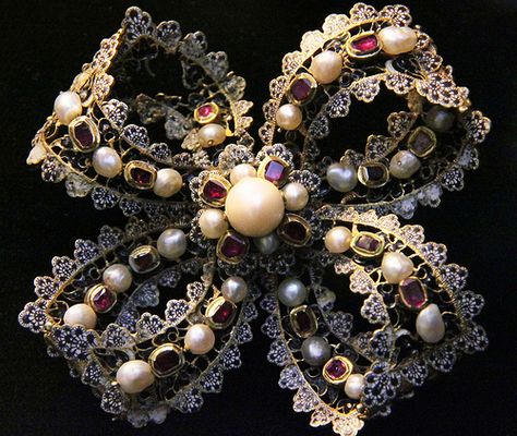 Hungarian, 17th century, Jewellery | Flickr - Photo Sharing! Hungarian Jewelry, 17th Century Jewelry, Baroque Jewelry, Georgian Jewelry, Bow Brooch, Double Bow, Antique Brooches, Bow Jewelry, Royal Jewels