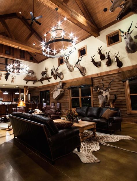 Hunting Cabin Living Room, Hunting Trophy Room Ideas, Hunting Room Ideas, Hunt Room, Country Man Cave, Hunting Room Decor, Hunting Man Cave, Hunting Lodge Decor, Rustic Man Cave