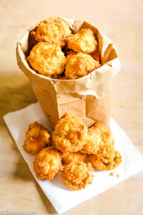 Make the absolute best fried mushrooms with this easy Fat Ronnies copycat recipe. The batter is what makes these deep fried mushrooms crispy on the outside and tender on the inside. #mushrooms. #mushroomrecipes #appetizerideas #copycat #copycatrecipes #partyfoods #gameday #footballfood Fried Mushrooms Batter, Appetizers Mushrooms, Fried Mushrooms Recipe, Deep Fried Mushrooms, Fried Mushroom Recipes, Deep Fryer Recipes, Mushrooms Recipes, Breaded Mushrooms, Mushroom Side Dishes