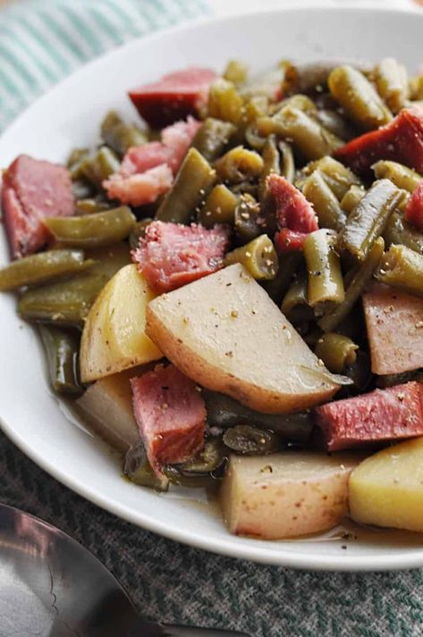 Crockpot Green Beans and Potatoes with ham Ham Potatoes And Green Beans, Green Beans Potatoes And Ham, Ham Potatoes, Cook Ham, Ham And Green Beans, Green Beans Potatoes, Southern Style Green Beans, Crockpot Green Beans, Potatoes And Ham