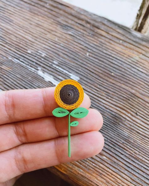 Nikki (@simply_quilled_designs) | Instagram Easy Paper Quilling Ideas, Mini Quilling, Quilled Sunflowers, Quilling Gifts, Easy Quilling, Quilling Arts, Quilling Flower Designs, Paper Sunflowers, Quilling 3d