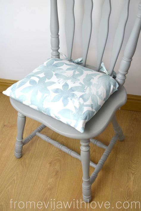 How to Make a Chair Cushion with Ties - From Evija with Love Seat Cushions Diy, Diy Chair Cushions, Kitchen Chair Pads, Sewing Chair, Cushions Diy, Dining Room Chair Cushions, Sewing Cushions, Cute Cushions, Kitchen Chair Cushions