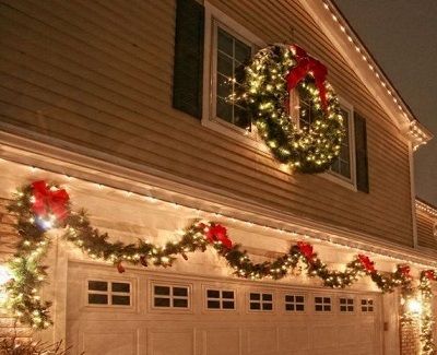 Image result for garage door present wrap Exterior Christmas Lights, Christmas Lights Outside, Outside Christmas Decorations, Diy Christmas Lights, Exterior Christmas, Christmas House Lights, Lights Ideas, Christmas Lighting, Beautiful Christmas Decorations