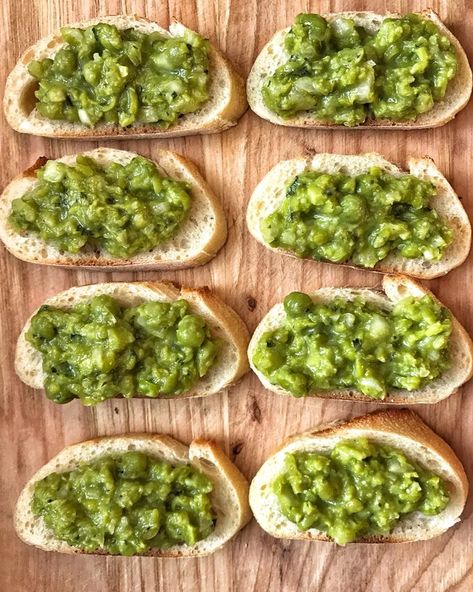 Pea Bruschetta, Bruschetta Appetizer, Spring Appetizers, Toasted Baguette, New Year's Eve Appetizers, Seasoned Rice Recipes, Dried Parsley, Bruschetta Recipe, Seasoned Rice