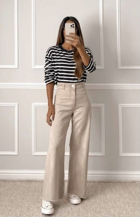 Beige Jeans Outfit, Outfit Trabajo, Jean Beige, Outfits Con Jeans, Outfit Inspiration Women, Jeans Beige, Instagram Autumn, Beige Outfit, Outfits Petite