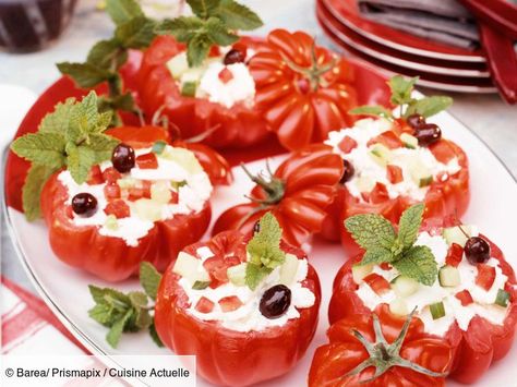 Recette Tomates farcies au tsatsiki. Ingrédients (4 personnes) : 8 tomates moyennes, 1 concombre, 250 g de yaourt à la grecque... - Découvrez toutes nos idées de repas et recettes sur Cuisine Actuelle Recipe Collection, Caprese Salad, Great Recipes, Cooking Recipes, Salad, Stuffed Peppers, Ethnic Recipes