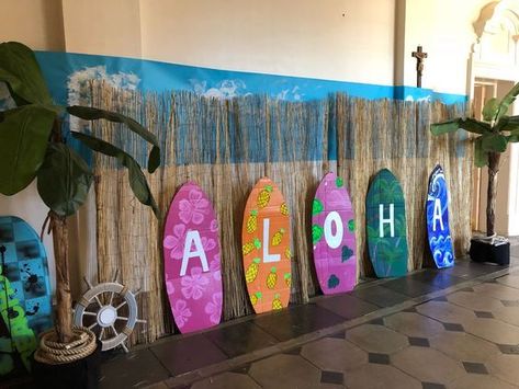 Luau Stage Decor, Tropical Beach Theme Party, Hawaiian Dugout Decorations, Hawaiian Theme Parade Float, Hawaiian Float Ideas, Hawaii Prom Theme, Luau Hallway Decorations, Hawaiin Decoration Ideas, Luout Party Decorations