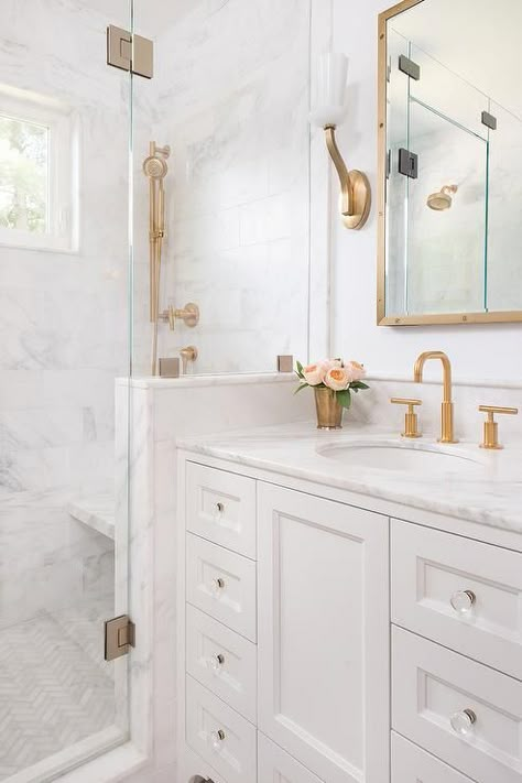 Bathroom Ideas With Gold Touches Cottage Bathroom Inspiration, French Cottage Bathroom, Drømme Bad, Gold Bad, Guest Bathroom Remodel, Natural Recipes, Cottage Bathroom, Bad Inspiration, Gold Fixtures