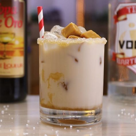 Salted Caramel White Russian, Caramel White Russian, Vodka Mixers, White Russian Recipes, White Russian Cocktail, Russian Desserts, Easy Holiday Desserts, Cream Caramel, Coffee Liqueur