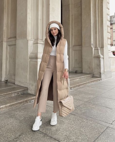 Long Puffer Vest Outfit, White Puffer Vest Outfit, Winter Vest Outfits, Gilet Outfit, Beige Puffer, Puffer Vest Outfit, Vest Outfits For Women, Outfits Paris, White Autumn