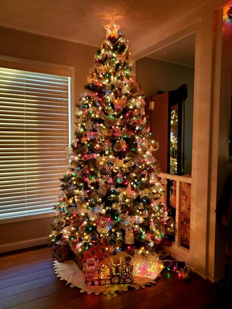 Christmas Tree Ideas Rainbow Lights, Christmas Tree Themes Colored Lights, Multicolor Lights Christmas Tree Decor, Christmas Tree Decor Ideas Colorful, Christmas Tree With Rainbow Lights, Multicoloured Christmas Tree Lights, Colored And White Lights On Tree, Christmas Tree With White And Colored Lights, White And Colored Lights On Tree