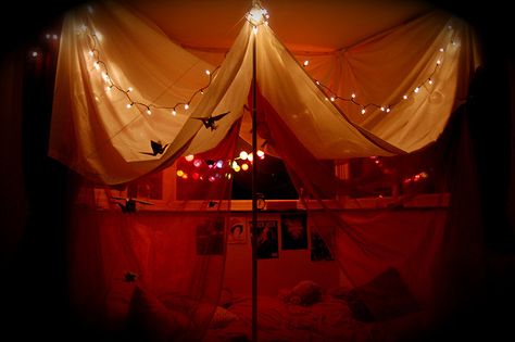 Fort Imagine Bed Fort, Amazing Rooms, Romantic Bed, Light Girls, Blanket Fort, Kids Tents, Pillow Fort, Romantic Bedroom, Girls Camp