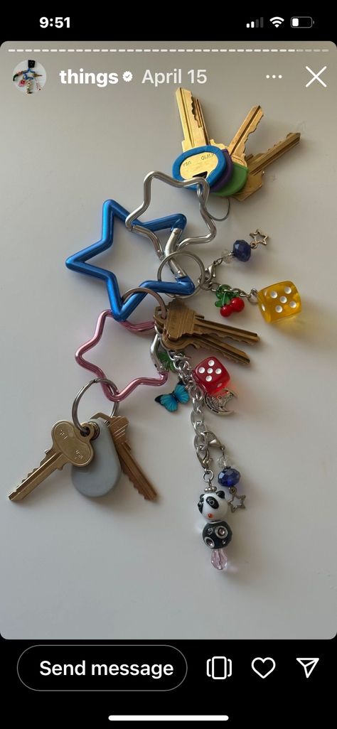 Keys On Carabiner, School Keychain Ideas, Maximalist Keychain, Caribeaner Keys, Carabeaner Keychain, Cool Keyrings, Cute Keys Aesthetic, Cluttered Keychain, Keychain Ideas Car Keys