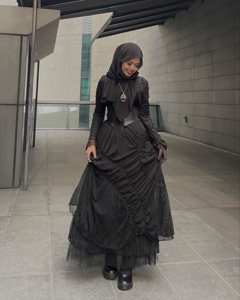 Gothic Hijab, Black Dress Hijab, Prom Dress Hijab, Mafia Dress, Hijab Prom Dress, Prom Night Dress, Outfit Modest, Estilo Hijab, Dress Bridesmaids