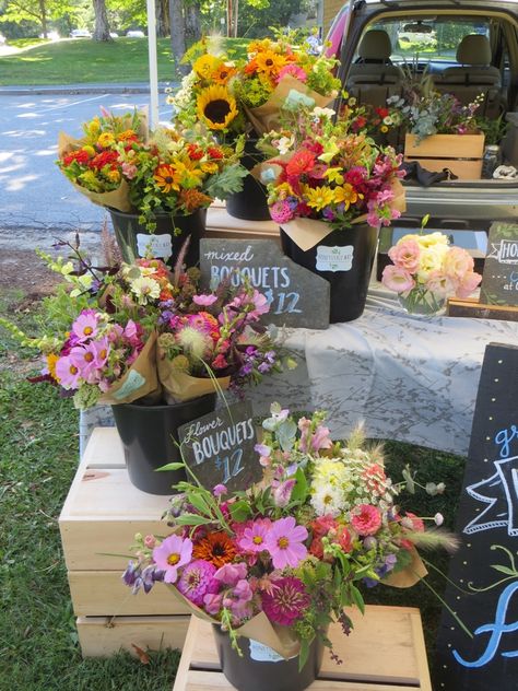 Market Flower Display, Flower Selling Stand, Sell Flowers, Flower Market Display Booth Ideas, Market Decor, Selling Flower Bouquets, Flower Sale Stand, Selling Flowers From Home, Flower Market Display