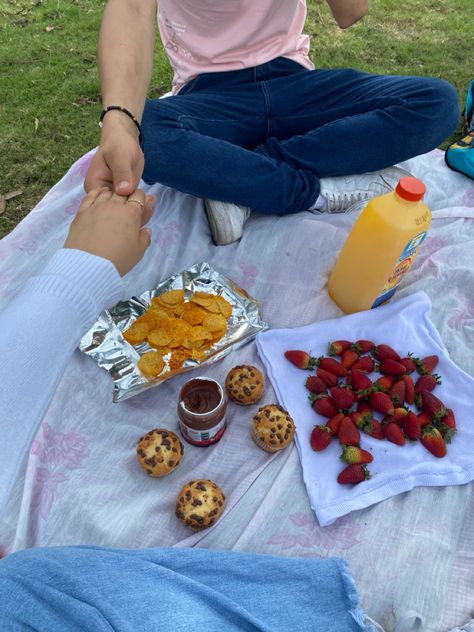 Picnic Ideas With Boyfriend, Ideas Para Picnic En Pareja, Picnic With Boyfriend, Picnic Boyfriend, Picnic Date Ideas Boyfriends, Picnic Ideas For Couples, Picnic Romantico, Spring Date Ideas, Outdoor Dates