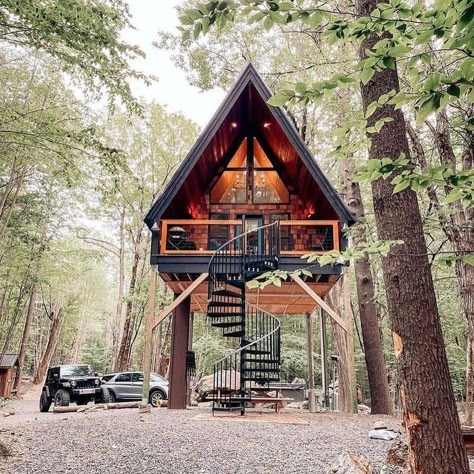 Tiny House Design Interior, Tiny House Shipping Container, A Frame Houses, Unique Resorts, Tree House Ideas, Treehouse Ideas, Modern Tree House, Hobbit Houses, Forest Lodge