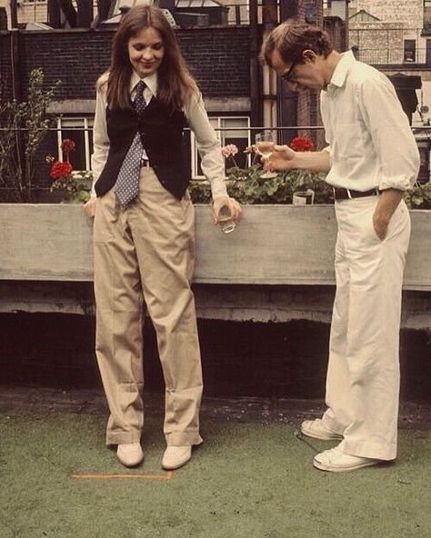 In the photo: Diane Keaton in white oxford shoes from the film, Annie Hall (1977). A shoe popularised in the 1820s by the students of Oxford University: Oxfords shoes—Balmorals, in some locations of Scotland and Ireland—are developed as a more comfortable, lower cut version of boots. Beige Pants Outfit Casual, How To Style Khaki Pants, Woody Allen Annie Hall, What To Wear With Khaki Pants, White Oxford Shoes, Khaki Pants Outfit, Annie Hall, Khaki Pants Women, White Oxford