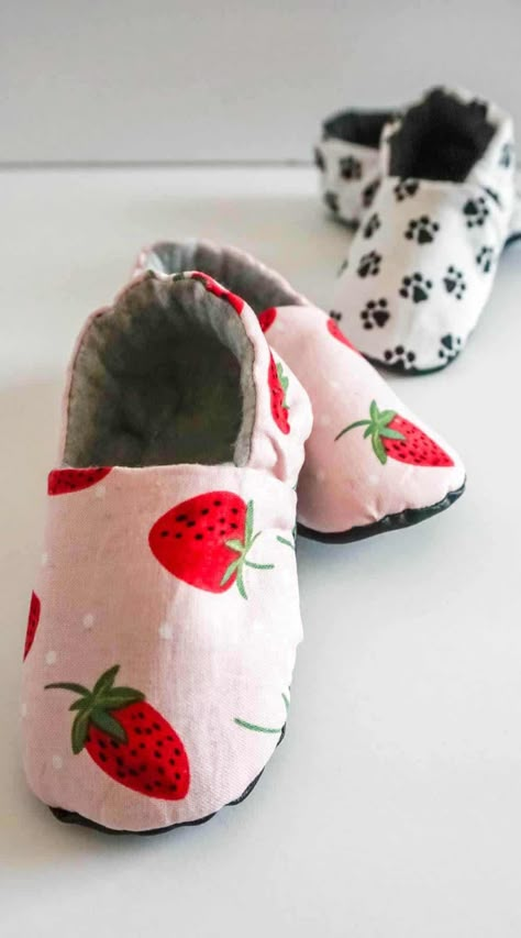 Baby slippers with Printable Pattern Free Baby Shoes Pattern, How To Make Slippers Pattern, Diy Baby Shoes, Bibs For Babies, Slipper Pattern, Homemade Baby Shoes, Baby Ideas Diy, Free Baby Sewing Patterns, Baby Slippers Pattern Sewing Free