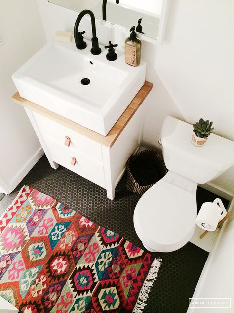 Persian rug in rustic, white bathroom Small Space Design, Tiny House Bathroom, Boho Bathroom, Office Bathroom, Bad Design, Small Bathroom Design, Tiny Bathroom, Small Bathroom Decor, House Bathroom