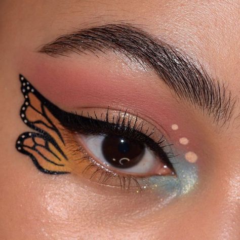 Butterfly Eye Makeup, Makeup Wings, Rave Bae, Halloween Trunk Or Treat, Butterfly Eyes, Me And My Bestie, Eye Makeup Designs, Glowing Makeup, Eyeliner Looks