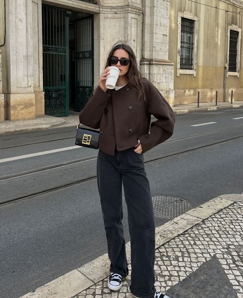 Brown outfit, black jeans, black converse Cardigan Jeans Outfit, Brown Cardigan Outfit, Outfit Black Jeans, Brown Jacket Outfit, Korea Autumn, Chic Office Outfit, Brown Wool Coat, Brown Cardigan, Black Converse