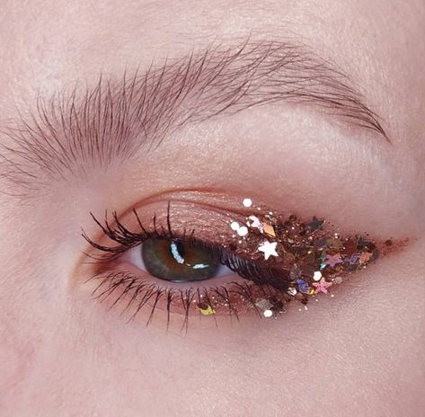 Glitter Eyeliner Looks, Glitter Face Makeup, Makeup Carnaval, 4th Of July Makeup, Glitter Makeup Looks, Eyeliner For Beginners, Glitter Face, Glitter Eye Makeup, Face Gems