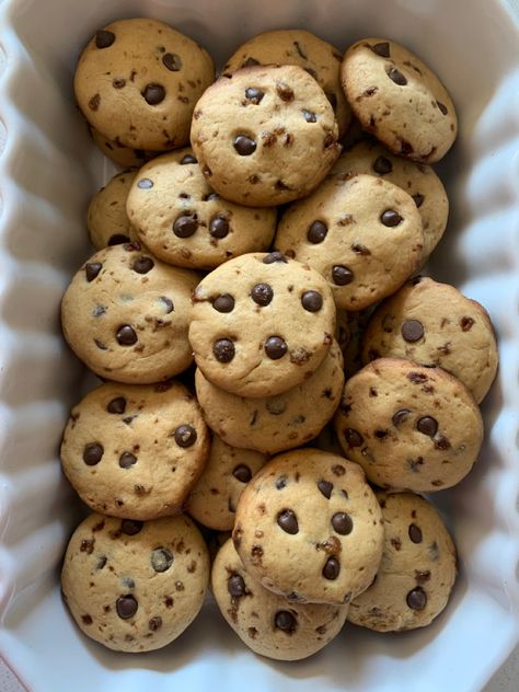 Galletas con chispas de chocolate • 200 gr manteca • 200 gr de azucar mascabo • 2 huevos • Esencia de vainilla • 300 gr de harina • 1 cdita. polvo p/ hornear • 1 pizca de sal • Chispas de chocolate Horno 170º por 15 min Chocochips Cookies, Aesthetic Food, No Bake Cake, Cookie Dough, Baking Recipes, Delicious Desserts, Biscuits, Dough, Yummy Food