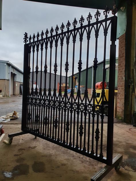 Driveway Gates Metal, Iron Gates Design, Wrought Iron Gates Driveway, Iron Gates Driveway, Wrought Iron Gate Designs, Gates Driveway, Garden Gates And Fencing, Metal Garden Gates, Iron Front Door