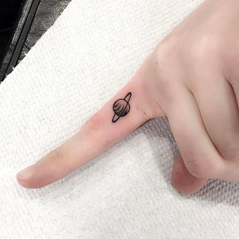 Tiny Saturn Finger Tattoo Girl Finger Tattoos, Planet Tattoo, Saturn Tattoo, Tiny Finger Tattoos, Cute Finger Tattoos, Tattoo Diy, Finger Tattoo For Women, Chic Tattoo, Ring Finger Tattoos