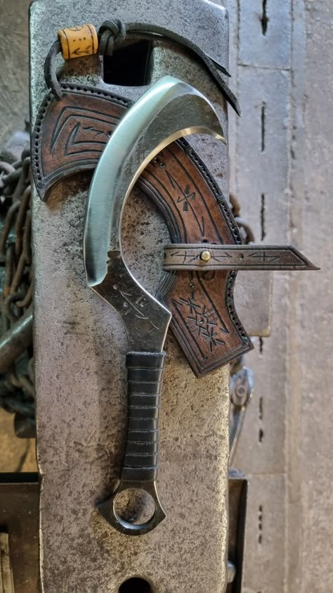 Easy Blacksmith Projects, Blacksmith Knife, Escudo Viking, Forging Knives, Blacksmith Forge, Knife Patterns, Pretty Knives, Blacksmith Projects, Cool Swords