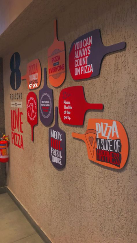 Pizzeria Restaurant Design, Pizzeria Wall Decor, Italian Restaurant Decor Interior Design, Pizza Shop Decor Ideas, Pizza Cafe Interior Design, Pizza Restaurant Design Interior Ideas, Small Pizzeria Design Interior, Pizzaria Decor, Pizzeria Design Interior