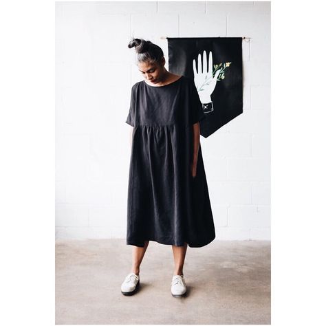 186 Likes, 7 Comments - Noémie Vaillancourt (@missnoemiah) on Instagram: “Just cover up with Cecilia lyocell dress ☁️ Photo @victoirelovesya 🖤 #modemtl” Black Smock Dress, Tencel Dress, Long Midi Dress, Comfy Dresses, Black Long Sleeve Dress, Long Black Dress, Modern Outfits, Classic Dress, Smock Dress