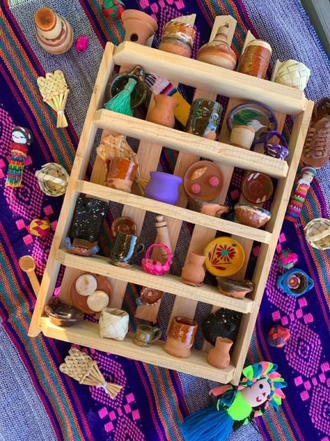 Miniature Mexican Food, Mexican Dollhouse, Miniature Kits, Mexican Style Decor, Dia De Los Muertos Decorations Ideas, Traditional Mexican Food, Mexican Kitchen, Mini Altar, Mexican Kitchens