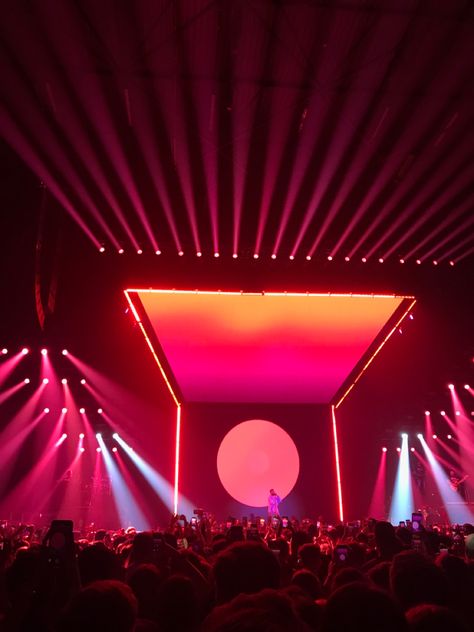 Concert Lighting Design, Stage Lighting Design Concert, Club Stage Design, Minimal Stage Design, Concert Visuals, Stage Lights Aesthetic, Concert Lighting, Stage Lights, Fairies Aesthetic