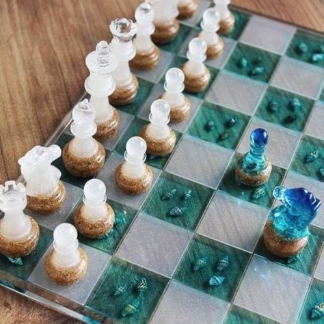 Diy Chess Set, Resin Chess Set, Themed Chess Sets, Board Game Table, Whiskey Lover Gifts, Diy Resin Art, Chess Game, Chess Pieces, Beach Themed