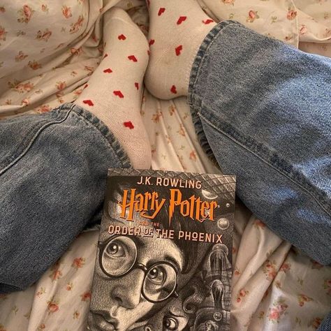 Harry potter book j.k Rowling books library downtown girl coquette autumn fall Reading Harry Potter, Fall Aesthetic Pictures, Sophia Coppola, Lily Calloway, Fall Mood Board, Addicted Series, Cozy Season, Harry Potter Aesthetic, Best Seasons