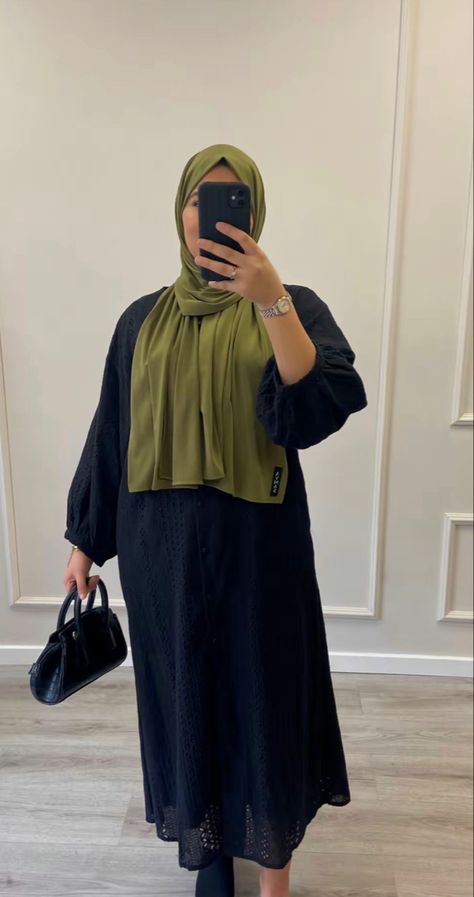 Dutch Hijab Style, Hijabi Styles, Floral Dress Outfits, Hijabi Outfit, Modern Hijab, Modern Hijab Fashion, Hijab Outfits, Modest Fits, Hijabi Style