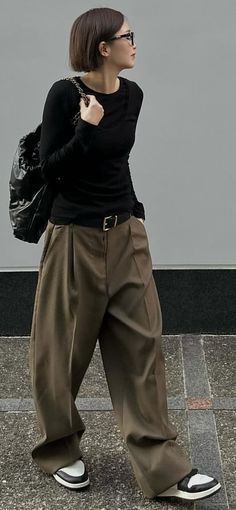 Street Style Spring 2024, Khaki Outfits For Women, Minimalist Moda, Casual Chique, Fashion Blogger Style, Mode Casual, Street Style Chic, Fashion Mistakes, 가을 패션