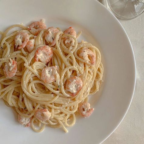 Shrimp and pasta! That's a wonderful combination! I love a good pasta and shrimp dish. You can go simple with garlic, white wine, and fresh herbs, or get fancy with a creamy tomato sauce and some chili flakes. Don't forget a squeeze of lemon juice at the end for a little brightness. 1. #Foodie 2. #InstaFood 3. #FoodPhotography 4. #Yummy 5. #Delicious 6. #FoodLovers 7. #FoodStagram 8. #EatPrayLove 9. #Homemade 10. #CookingAtHome 11. #HealthyEating 12. #VeganRecipes 13. #Tasty 14. #RecipeOfT... Carbonara With Shrimp, Professional Food Photography, Creamy Shrimp Pasta, Pasta Carbonara, Carbonara Pasta, Creamy Tomato Sauce, Perfect Pasta, Shrimp Pasta, Photographing Food