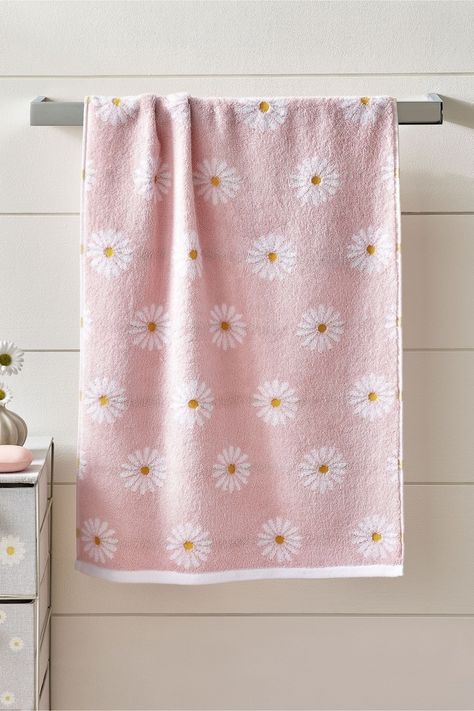 Pink Bathroom Accessories, Pink Towels, Pink Baths, Uni Room, Girls Bathroom, Pink Bathroom, Pink Daisy, Towel Sizes, Bath Sheets