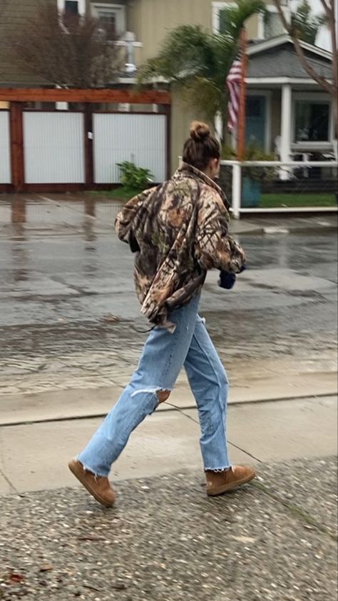 Camo Pants And Uggs Outfit, Midwest Grunge Outfit, Rain Fall Outfits, Soft Country Outfits, Country Granola Outfit, Rain Pants Outfit, Country Comfy Outfits, Winter Outfits Country, Camo Jacket Outfits